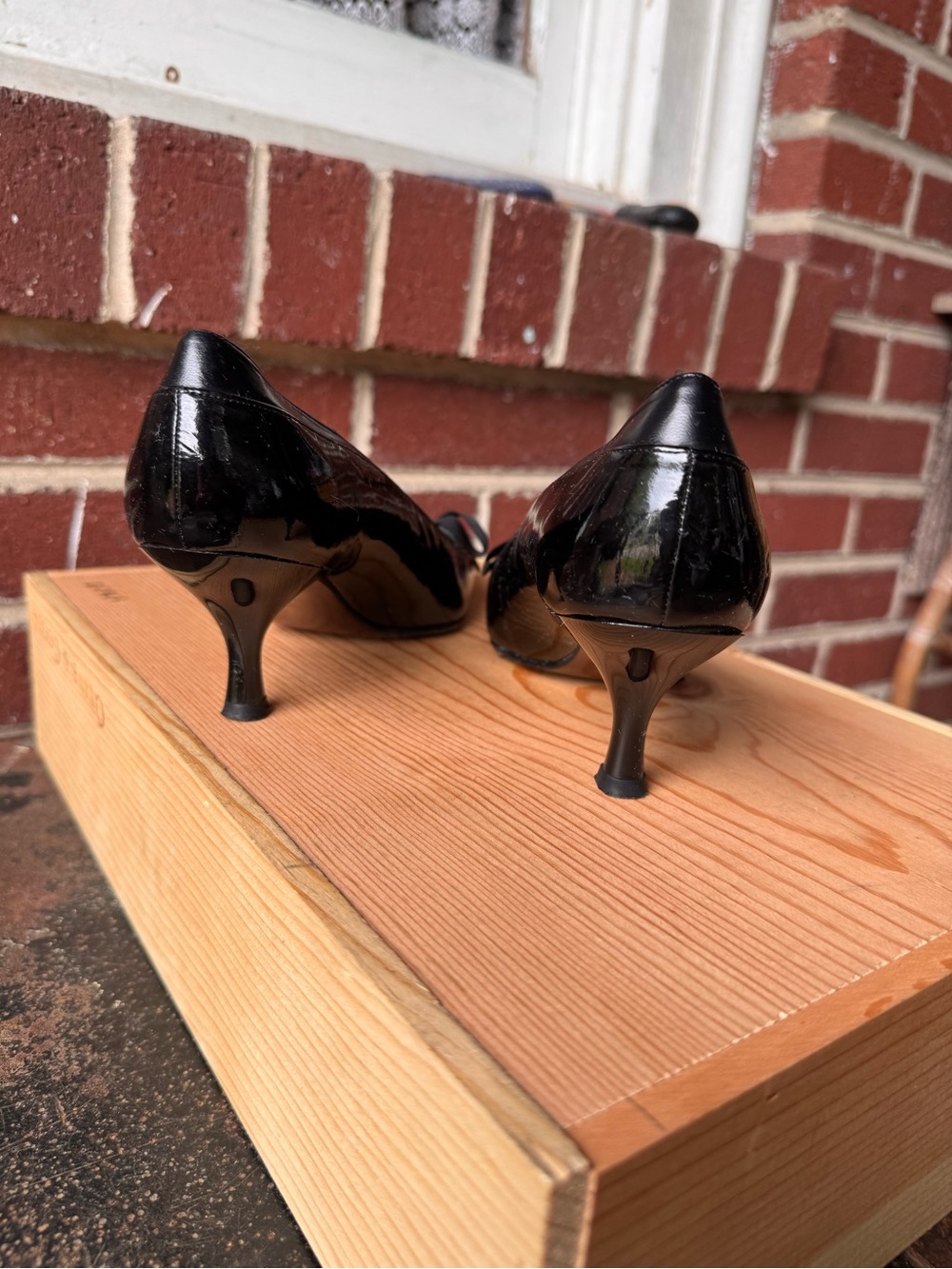 Stuart Weitzman MADE IN ITALY 🇮🇹 Black Patent Pointed-Toe Bow Flats - Picture 4 of 9
